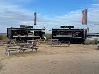 Strandbar illuminiert im Herbst